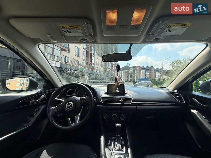 Седан Mazda 3 2015 в Новояворовске