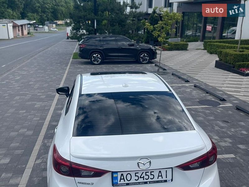 Седан Mazda 3 2017 в Ужгороде