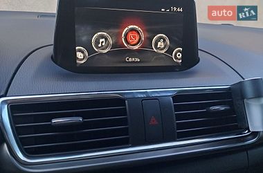 Седан Mazda 3 2017 в Ужгороде