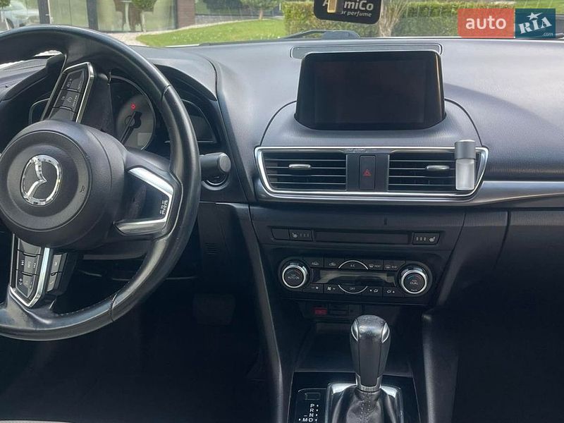 Седан Mazda 3 2017 в Ужгороде