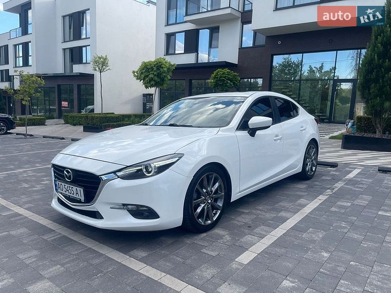 Седан Mazda 3 2017 в Ужгороде