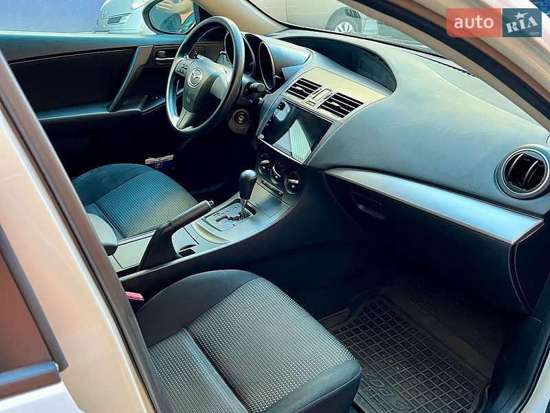 Седан Mazda 3 2013 в Дніпрі