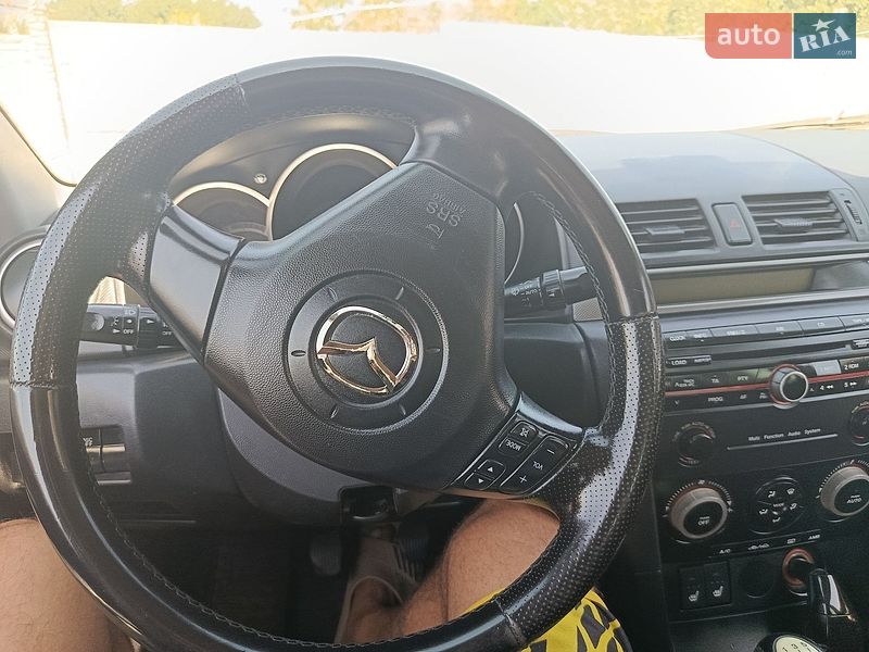 Седан Mazda 3 2004 в Дачному