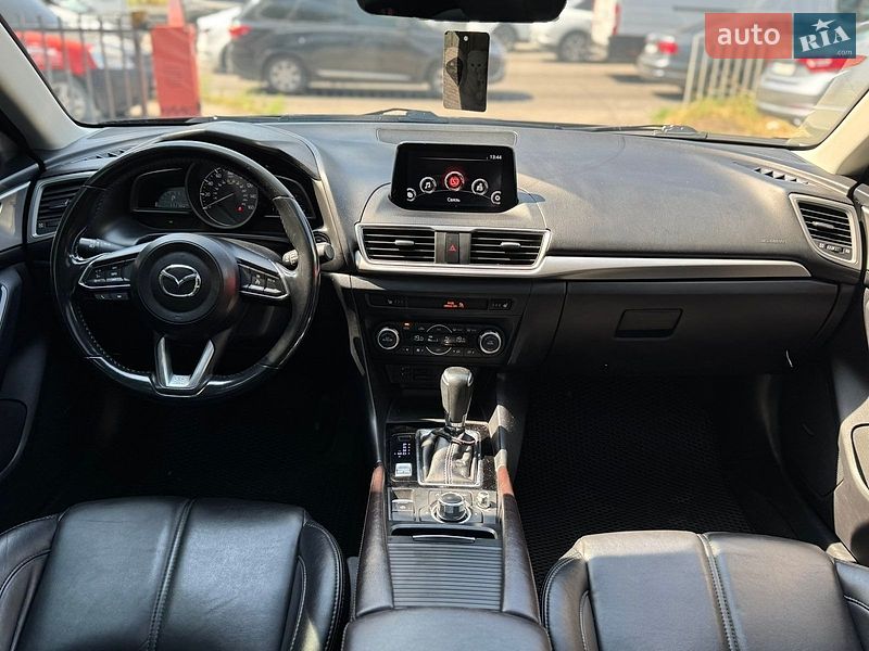 Седан Mazda 3 2018 в Днепре
