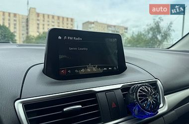 Седан Mazda 3 2018 в Черновцах