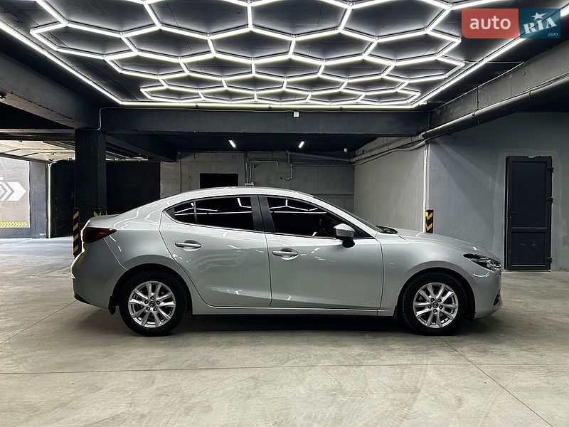 Седан Mazda 3 2016 в Чернівцях