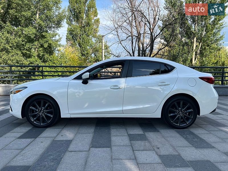 Седан Mazda 3 2018 в Днепре