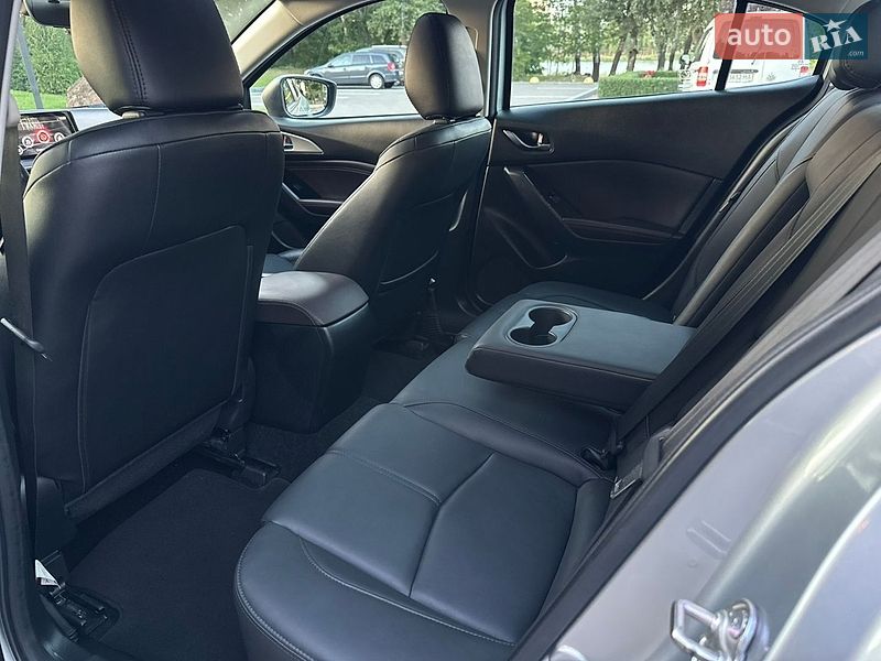 Седан Mazda 3 2018 в Киеве