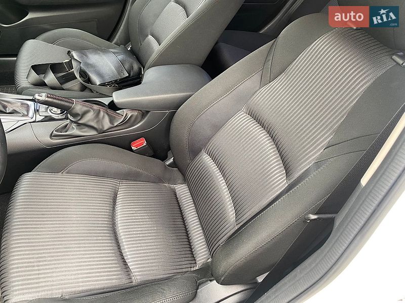Седан Mazda 3 2014 в Ирпене
