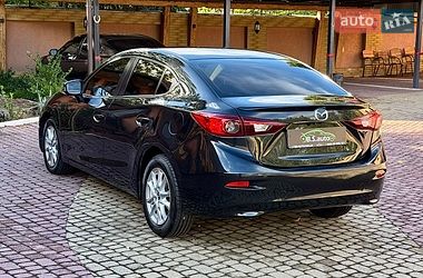 Седан Mazda 3 2015 в Мукачево