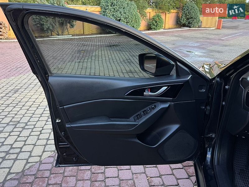 Седан Mazda 3 2015 в Мукачево