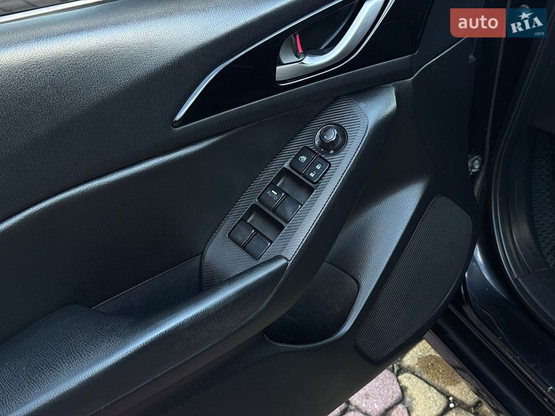 Седан Mazda 3 2015 в Мукачево