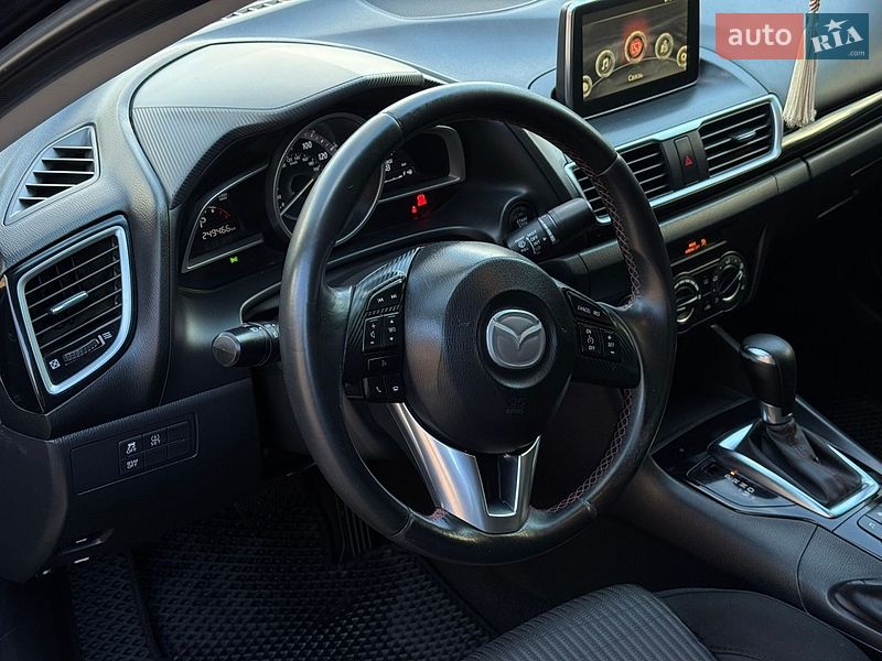 Седан Mazda 3 2015 в Мукачево