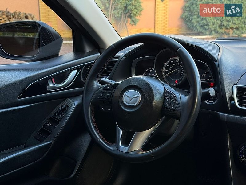 Седан Mazda 3 2015 в Мукачево