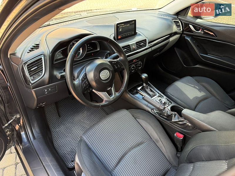 Седан Mazda 3 2015 в Мукачево