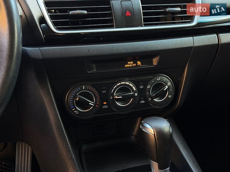 Седан Mazda 3 2015 в Мукачево