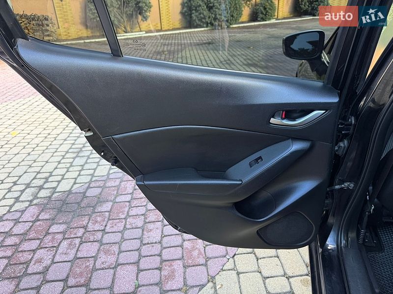 Седан Mazda 3 2015 в Мукачево