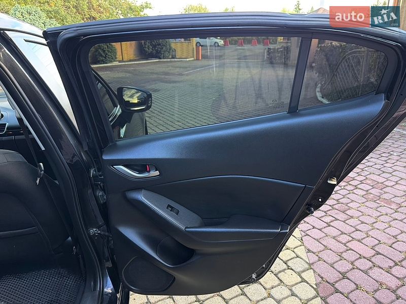 Седан Mazda 3 2015 в Мукачево