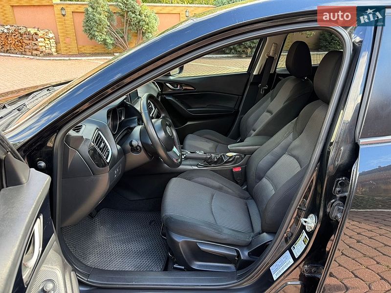 Седан Mazda 3 2015 в Мукачево