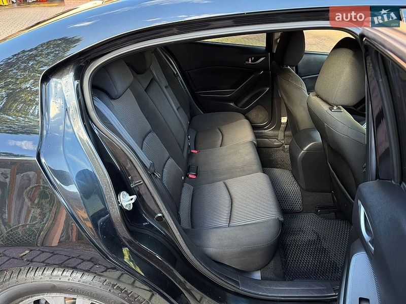Седан Mazda 3 2015 в Мукачево