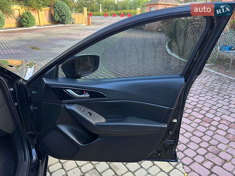 Седан Mazda 3 2015 в Мукачево