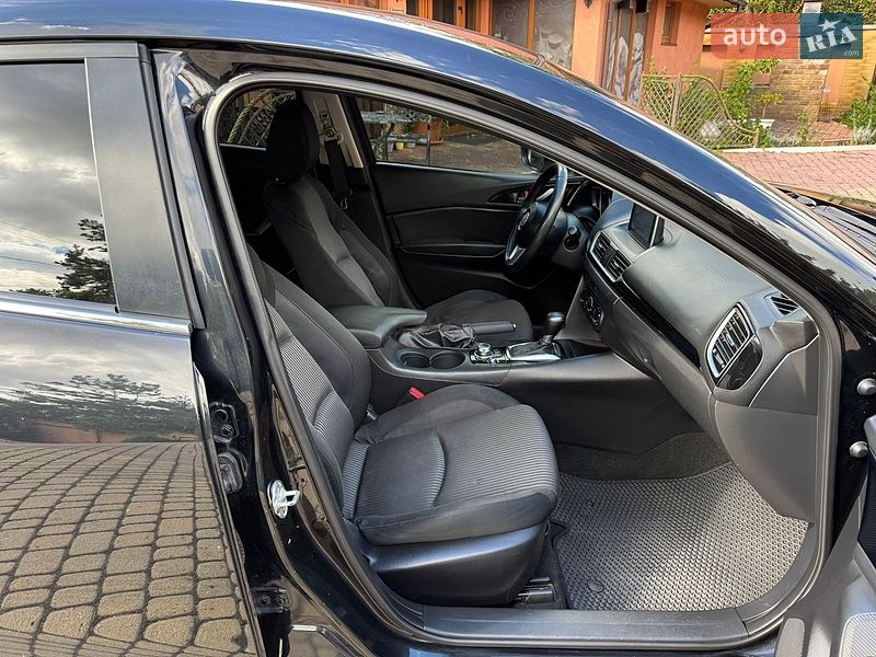 Седан Mazda 3 2015 в Мукачево