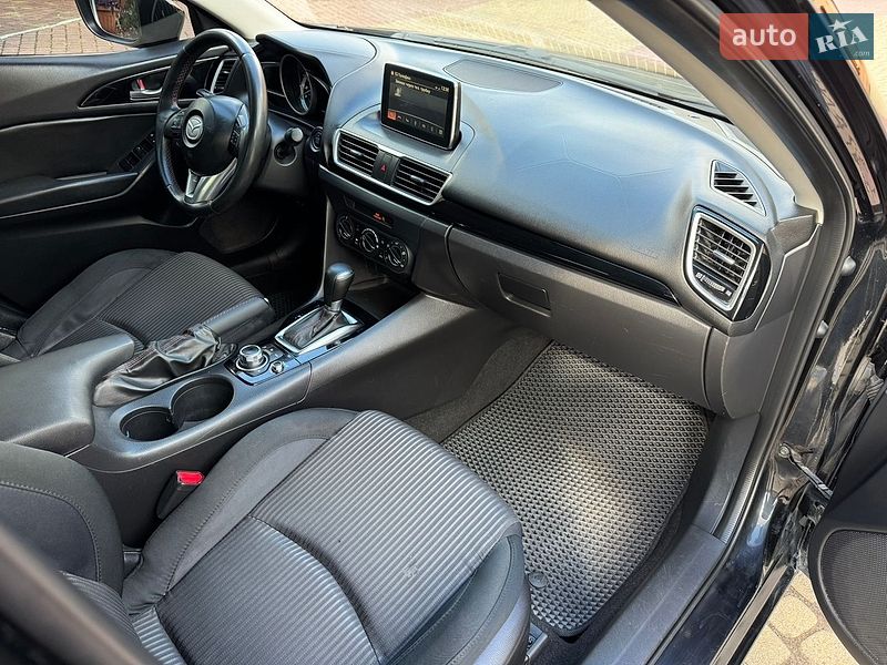 Седан Mazda 3 2015 в Мукачево
