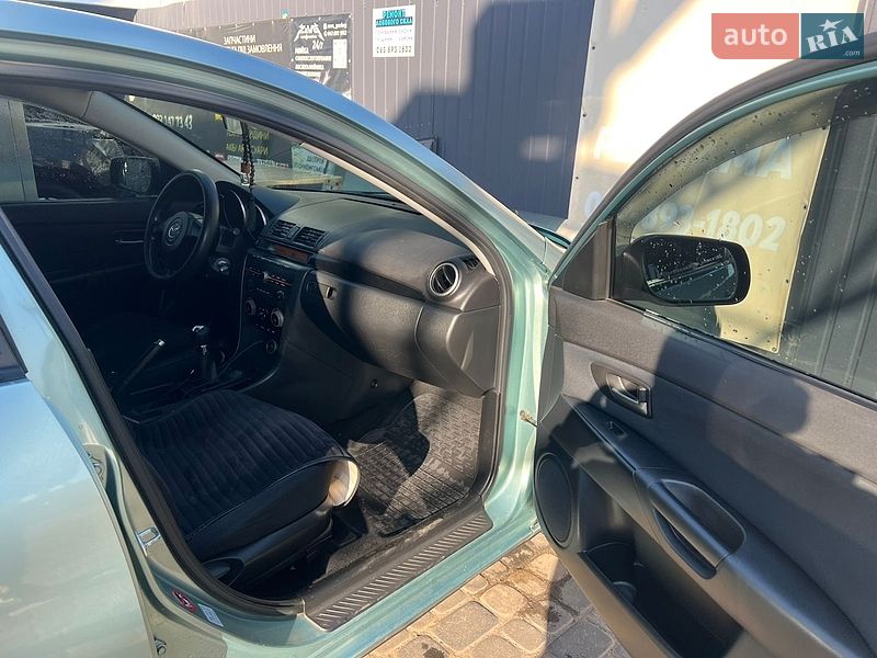 Хетчбек Mazda 3 2004 в Южному