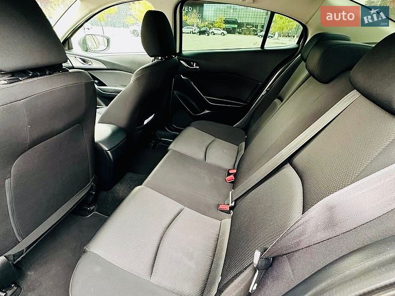 Седан Mazda 3 2016 в Вишгороді