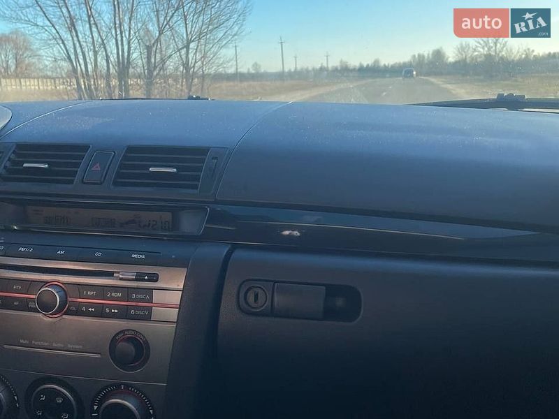 Седан Mazda 3 2006 в Иванкове