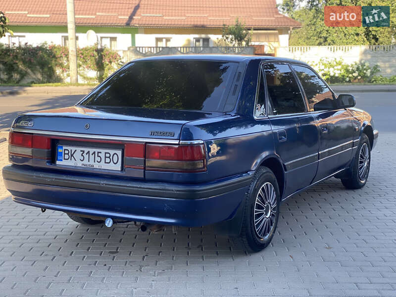 Седан Mazda 626 1989 в Ровно