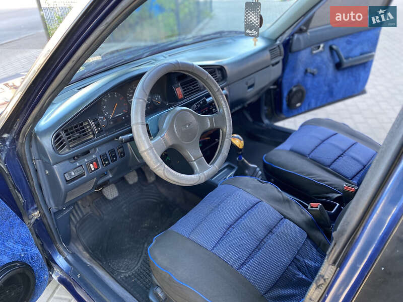Седан Mazda 626 1989 в Ровно