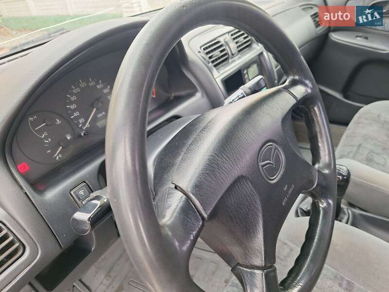Седан Mazda 626 1999 в Черновцах