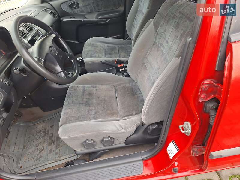 Седан Mazda 626 1999 в Черновцах