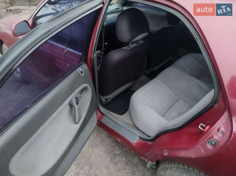 Седан Mazda 626 1995 в Ромнах