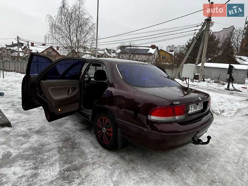 Седан Mazda 626 1993 в Угринові