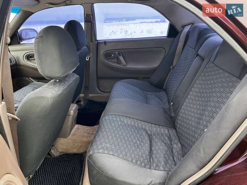 Седан Mazda 626 1993 в Угринові