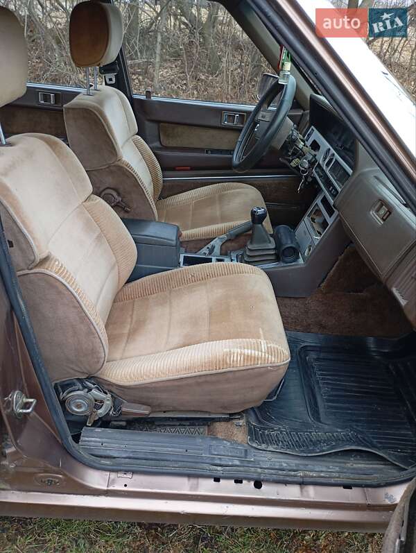 Седан Mazda 929 1987 в Старой Жадовой