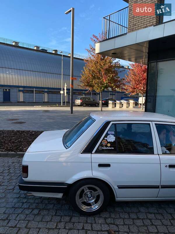 Седан Mazda Familia 1987 в Києві