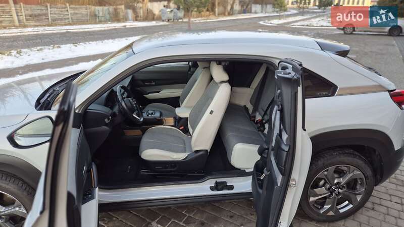 Внедорожник / Кроссовер Mazda MX-30 2020 в Владимире