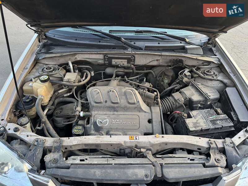 Внедорожник / Кроссовер Mazda Tribute 2002 в Первомайске
