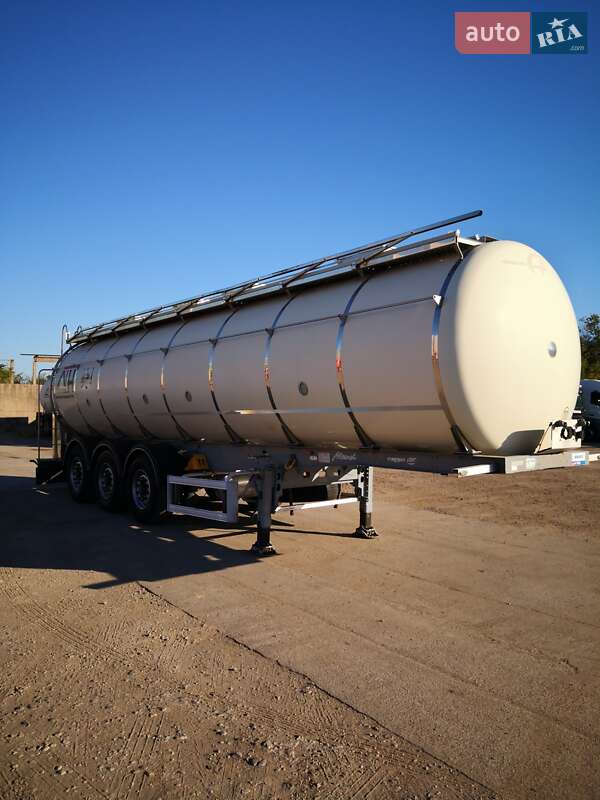Цистерна напівпричіп Menci SA 2014 в Кам'янському