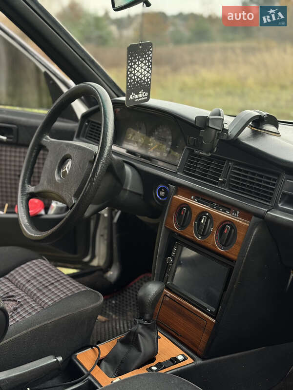 Седан Mercedes-Benz 190 1984 в Житомире фото 5 Седан Mercedes-Benz 190 1984 в Житомире