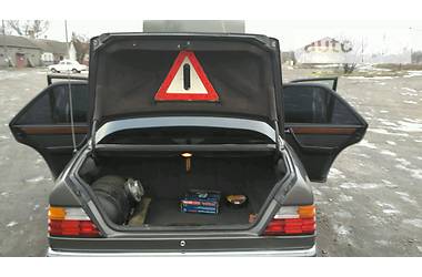Седан Mercedes-Benz 230 Pullman 1990 в Рожище