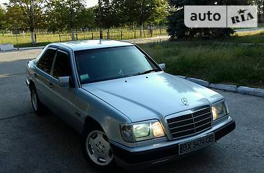 Седан Mercedes-Benz 230 Pullman 1985 в Славуте