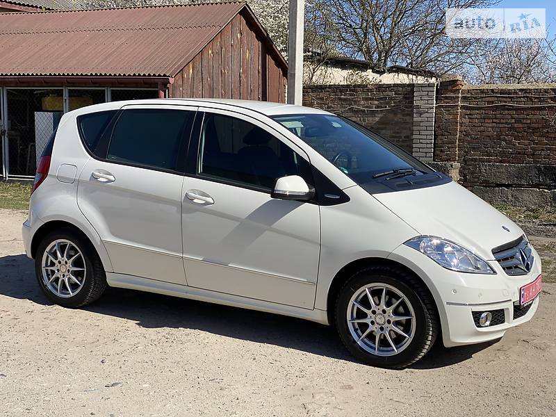 Хетчбек Mercedes-Benz A-Class 2011 в 