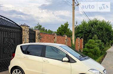 Хетчбек Mercedes-Benz A-Class 2012 в 