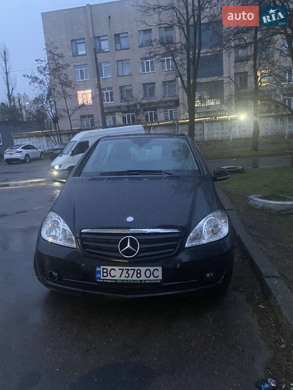 Хэтчбек Mercedes-Benz A-Class 2011 в 