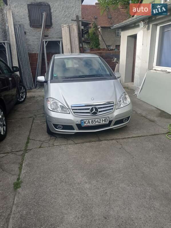 Хэтчбек Mercedes-Benz A-Class 2011 в 