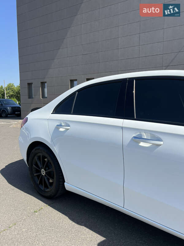 Седан Mercedes-Benz A-Class 2019 в Днепре